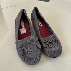 American Eagle moccasin style ballet flat loafer with small heel. Gray.
